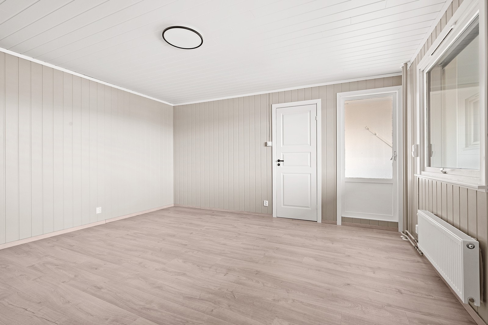 Stua har fine og lyse flater som skaper en lun og god atmosfære i leiligheten Galleribilde