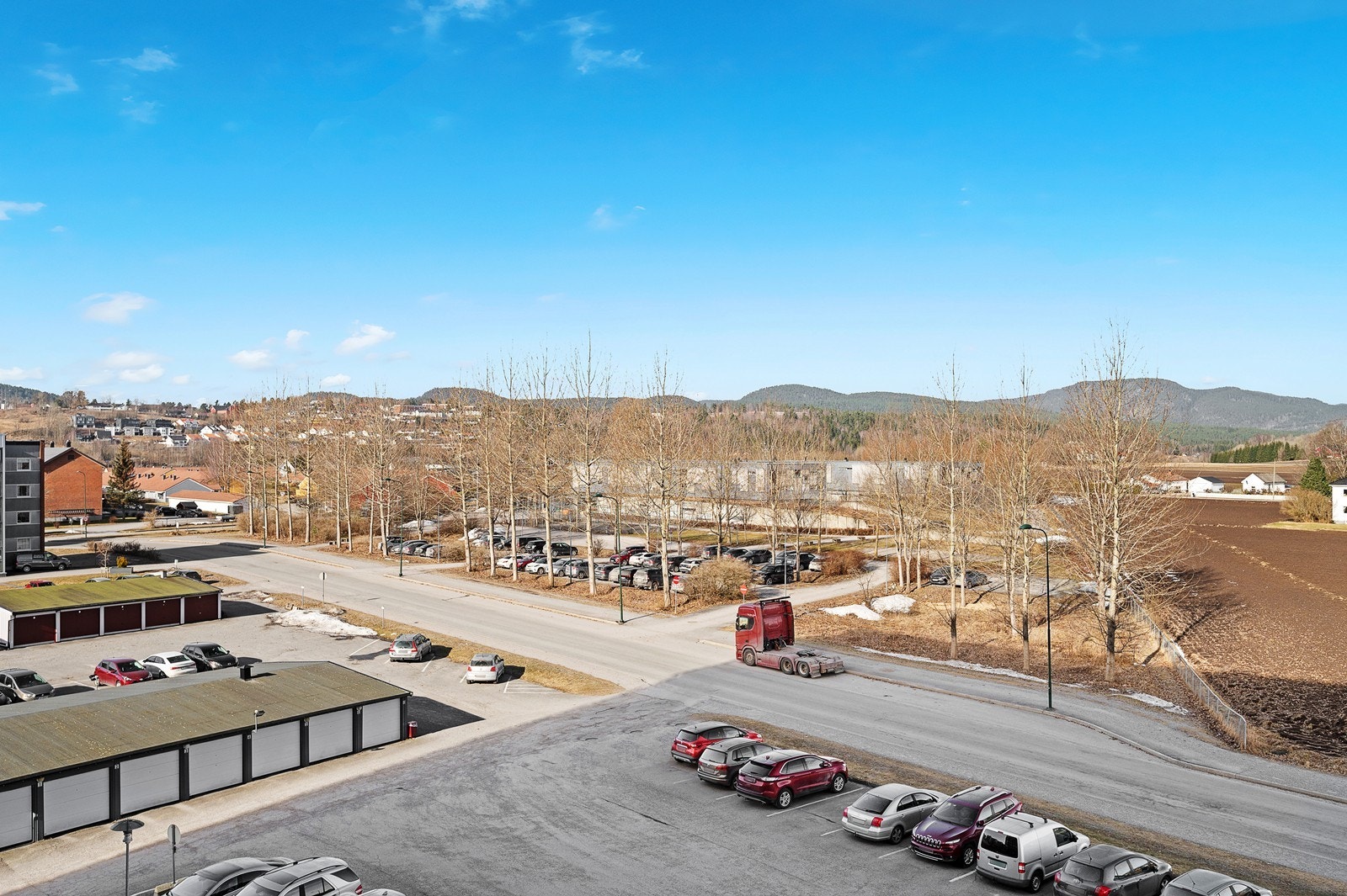 Det er gode parkeringsmuligheter på felles parkeringsplass utenfor bygget Galleribilde