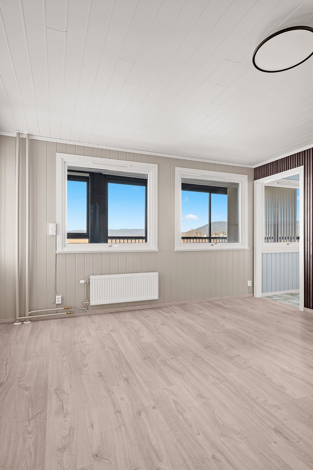 I stua er det nylig satt inn en radiator som varmer svært godt. Radiatorvarme er inkludert i felleskostnadene Galleribilde