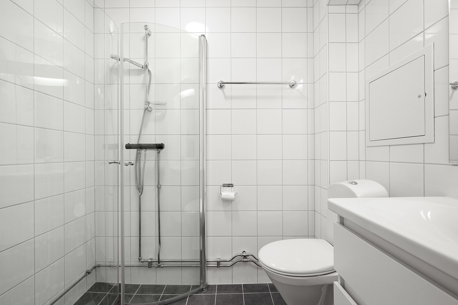Badet er fra 2016 og er flisbelagt med varme i gulvet Galleribilde