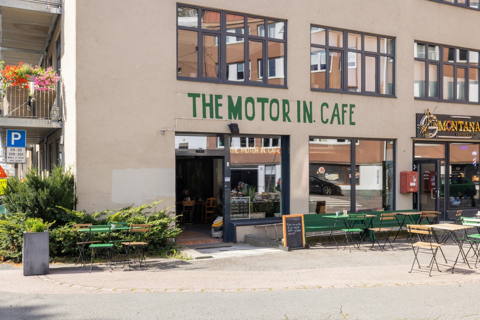 Tvers over veien finner du The Motor In Cafe som byr på deilig kaffe Galleribilde