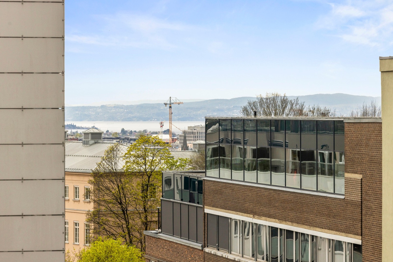 Balkongen har sol hele dagen og en sjøgløtt utsikt mot oslofjorden Galleribilde