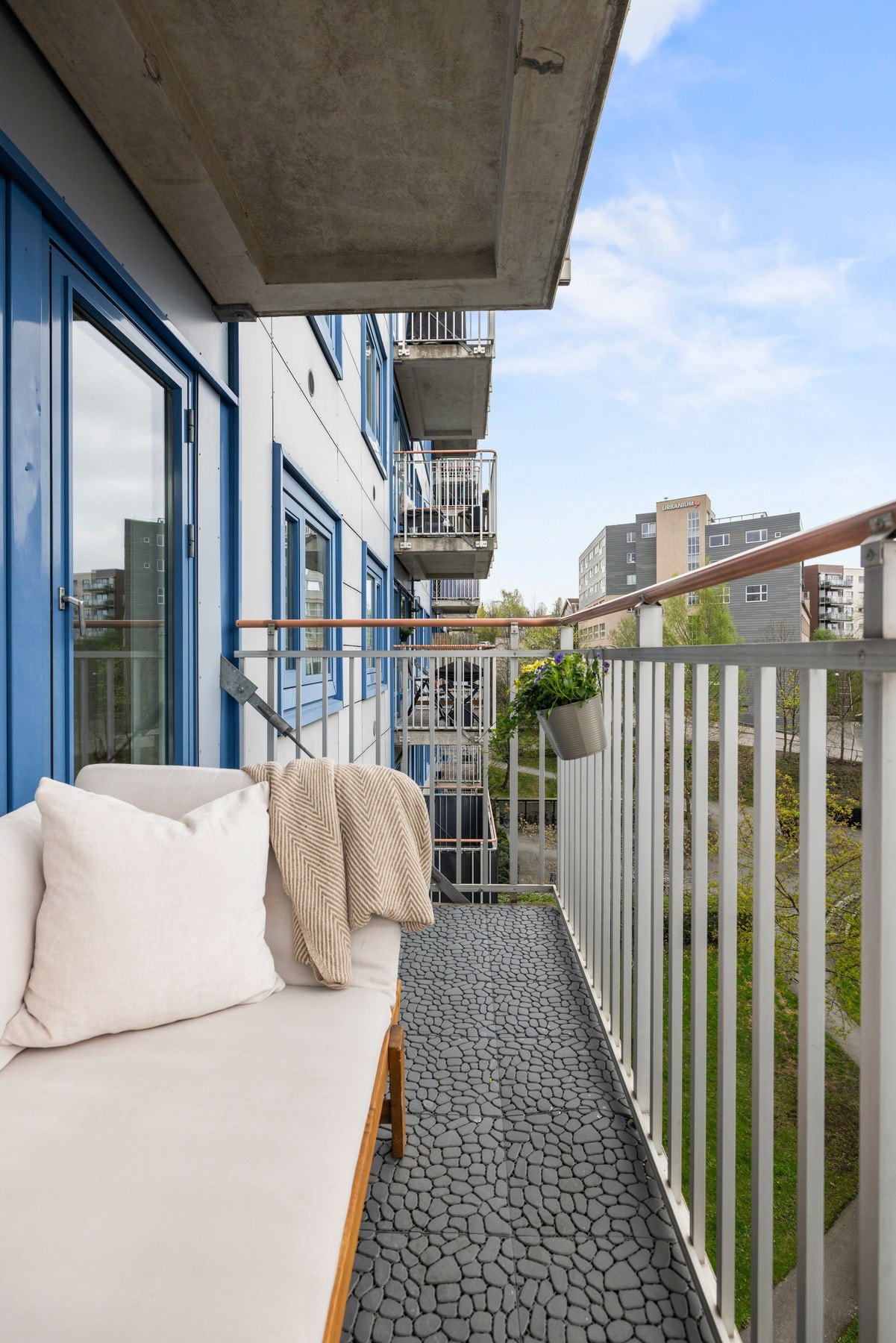 Balkongen er på 5 m² og har god plass til en trivelig sittegruppe Galleribilde