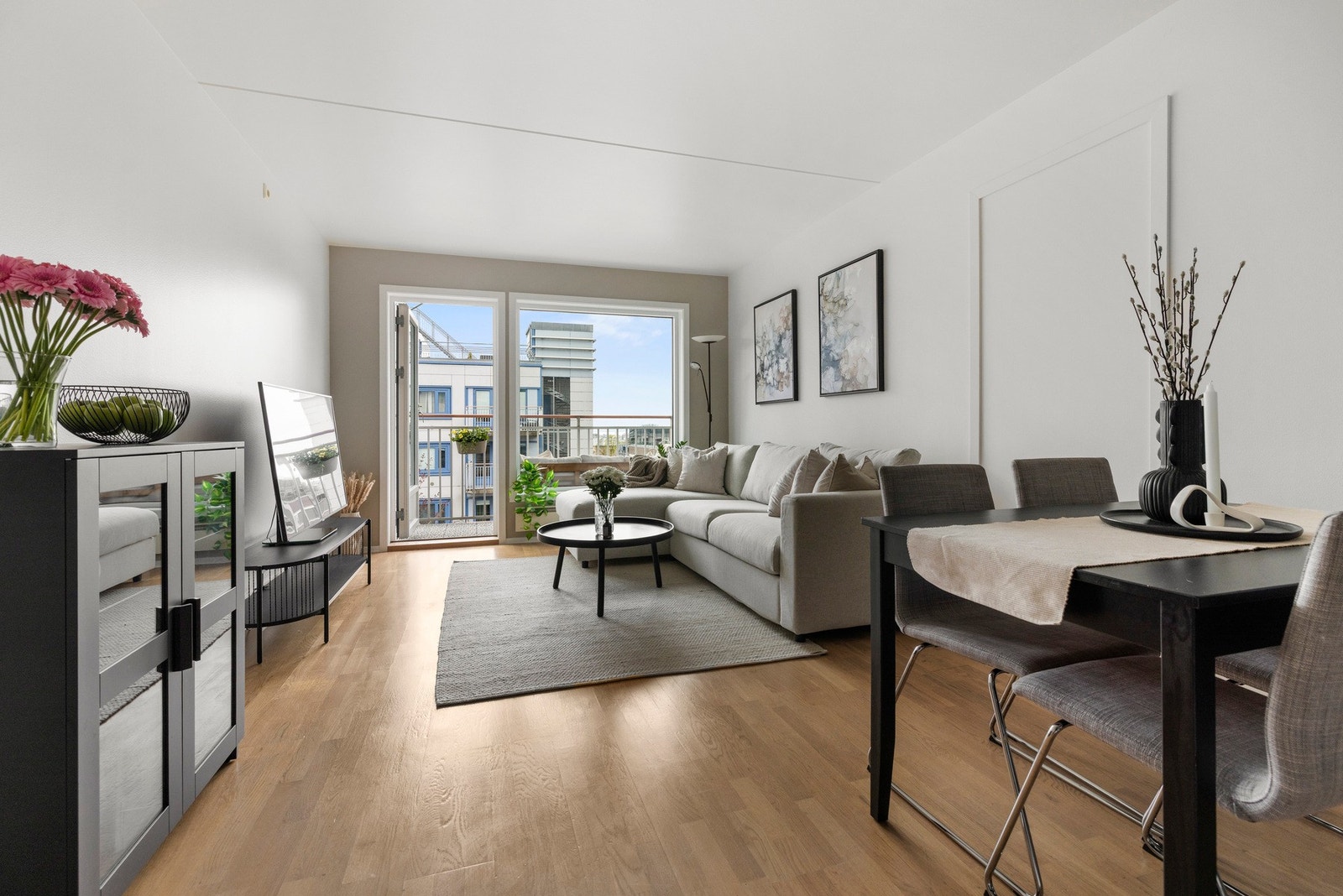 Åpen og lys stue med god plass til sofa- og spisegruppe Galleribilde