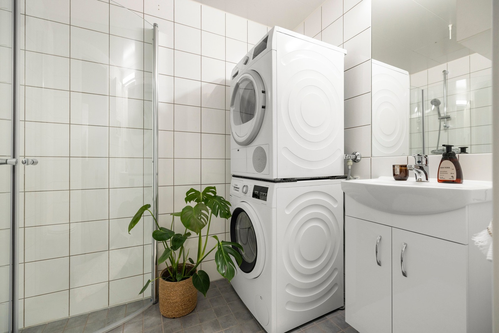 Badet har varmekabler i gulv for god temeratur. Opplegg og plass for vaskemaskin og trøketrommel Galleribilde