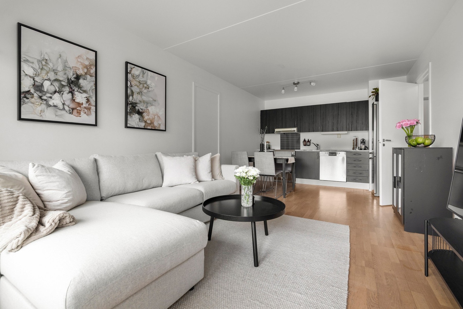 Leiligheten rommer en god og åpen stue/kjøkkenløsning Galleribilde