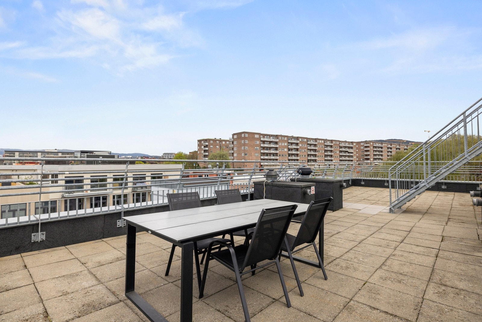 Det er benker og bord, et perfekt sted for samlinger med venner og familie Galleribilde