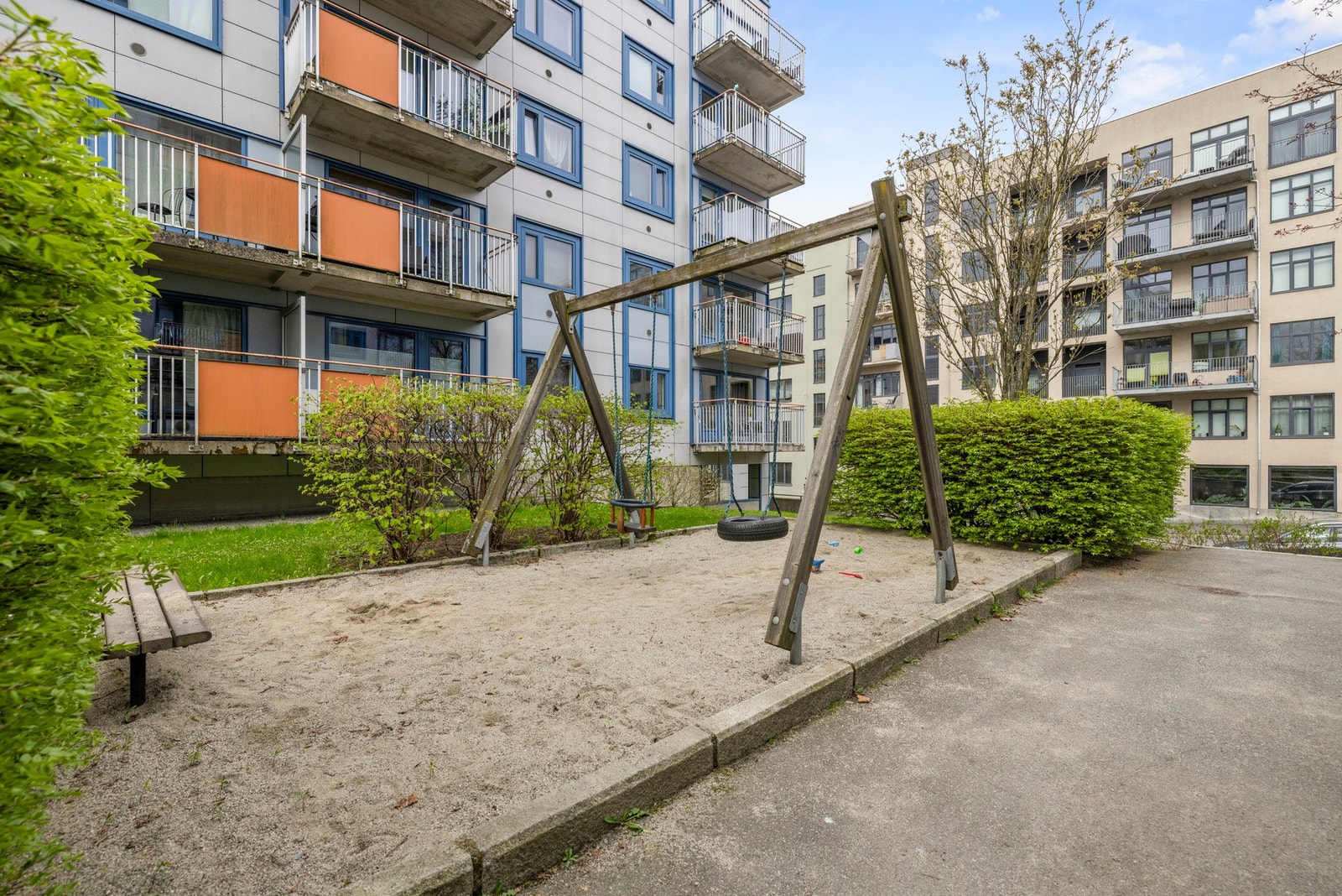 Liten lekeplass på borettslagets tomt, samt kort vei til lekeplass i støperiet barnehage Galleribilde