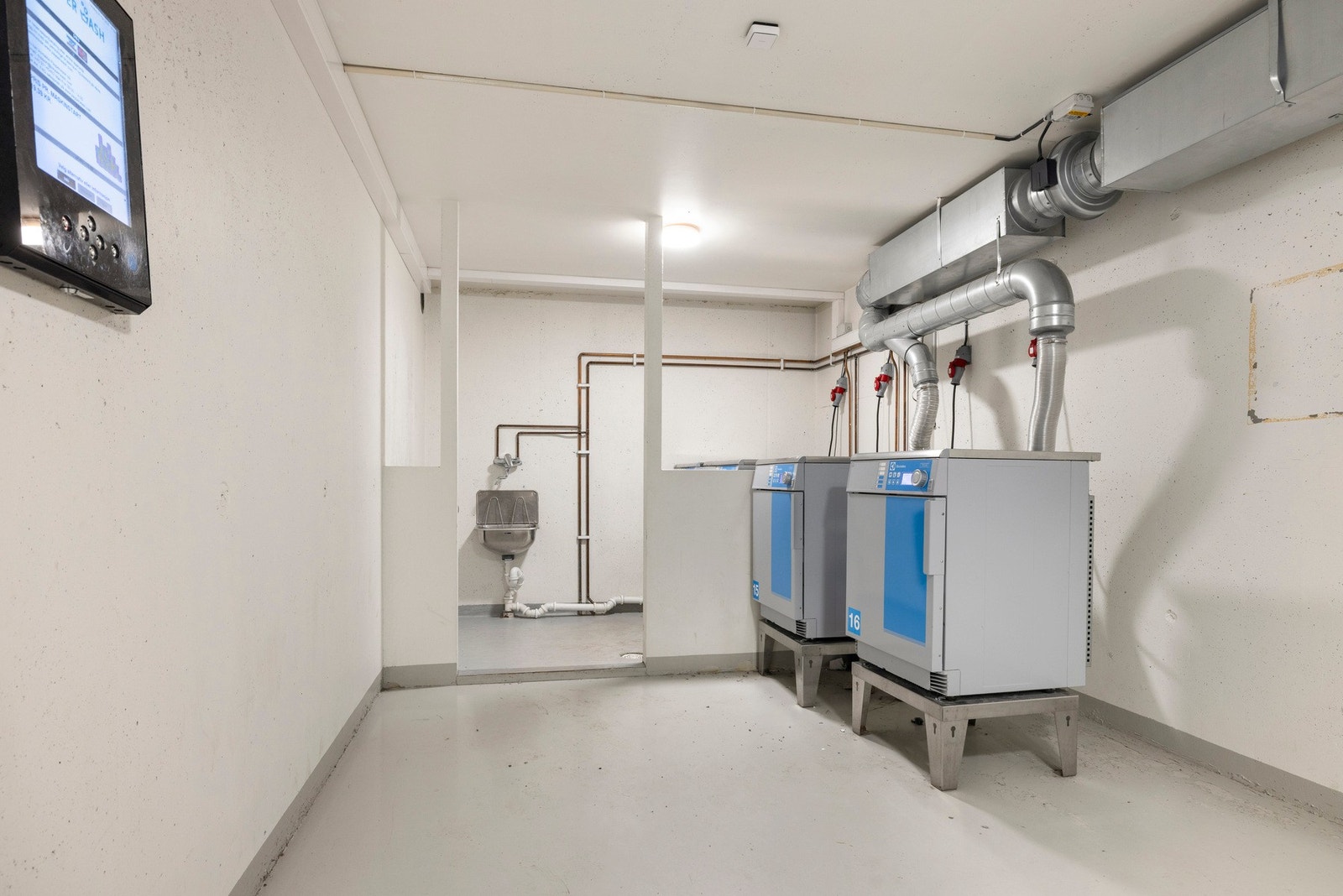 Felles vaskerom i første etasje med tilgang til høy kvalitet ved industri-vaskemaskiner Galleribilde