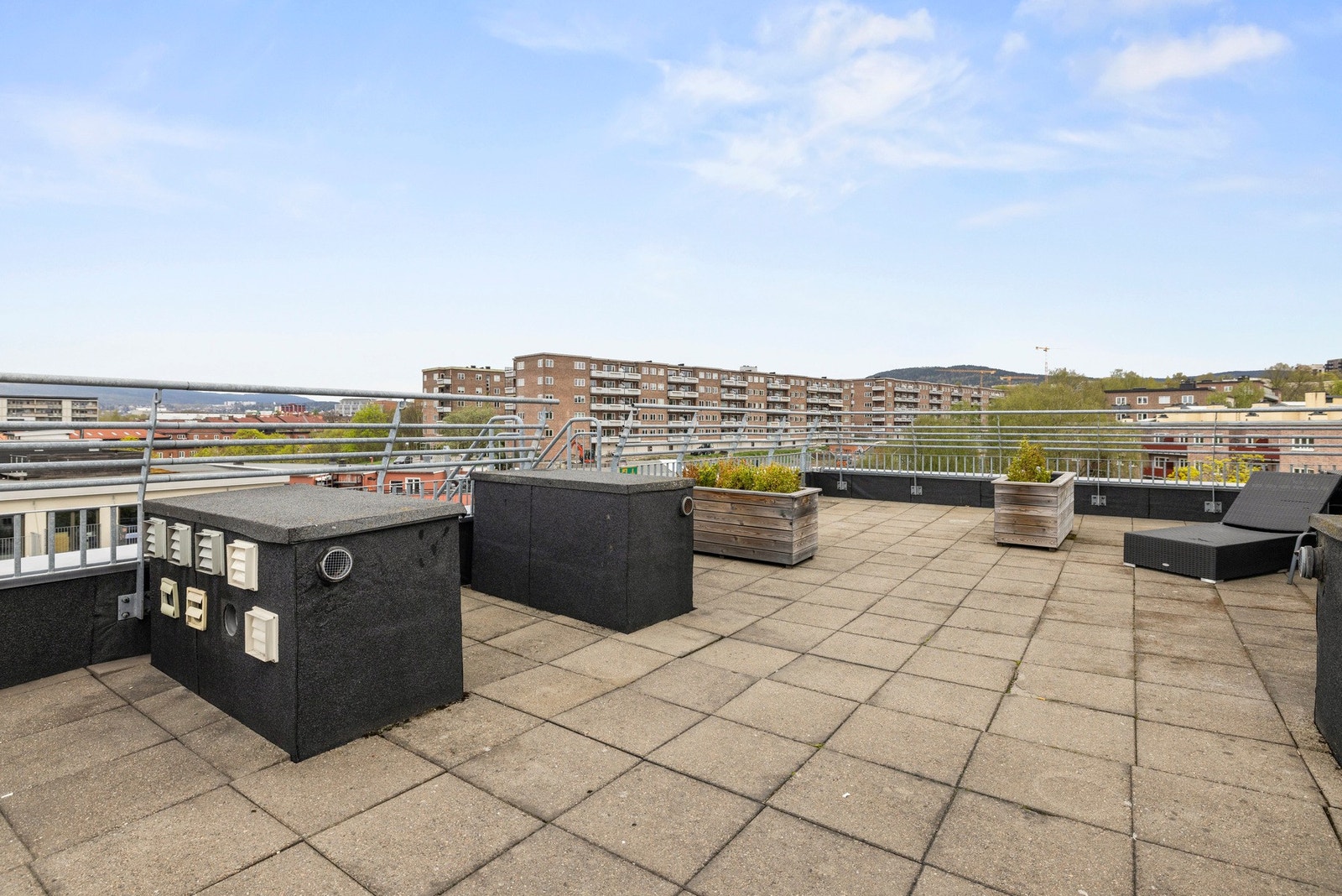 Her har du tre etasjer med takterrasse via trapper Galleribilde