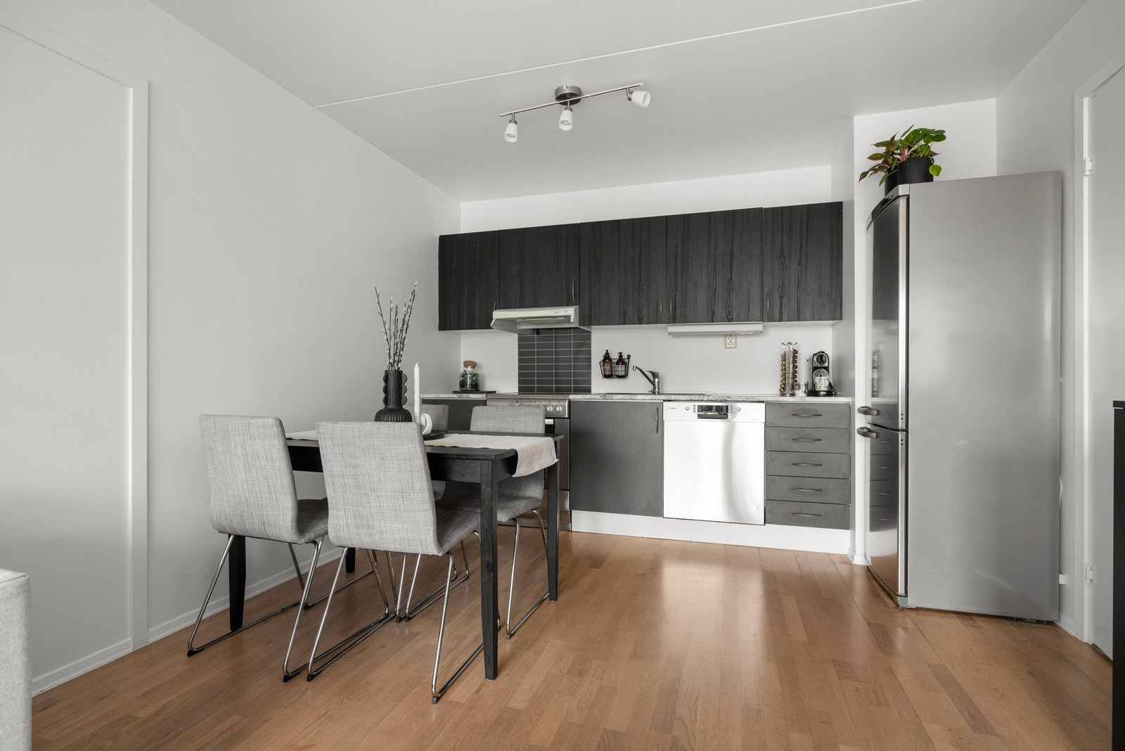 Kjøkkeninnredningen har finerte fronter, laminat benkeplater, kjøl/fryseskap og ventilator Galleribilde