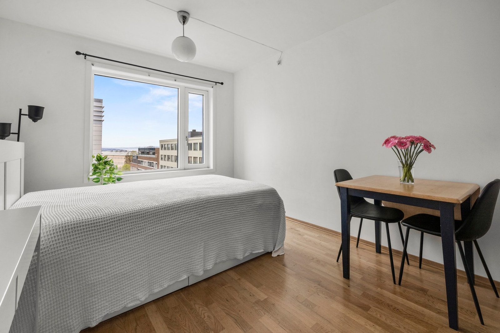 Leiligheten har vært leid ut siden 2017 til kr 10 000,-. Leietakers kontrakt utgår i November Galleribilde