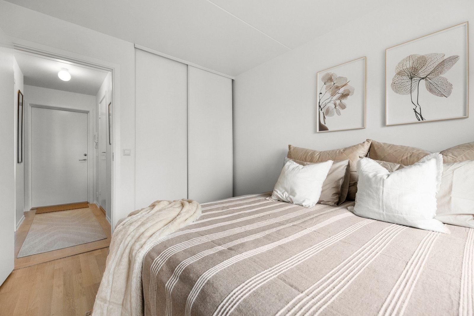 Romslig garderobeskap med god plass for lagring Galleribilde