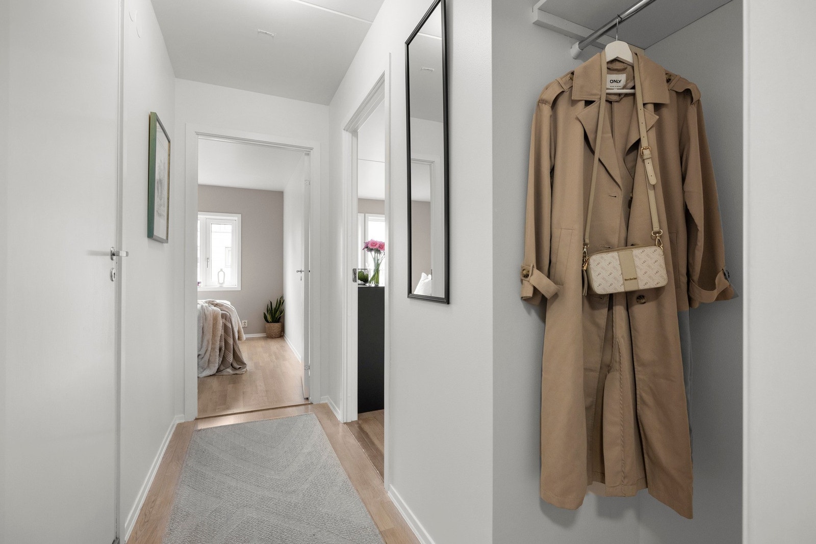 Hyggelig entré med plass til oppheng av yttertøy. Leiligheten disponerer ekstra oppbevaringsmuligheter i kjellerbod. Galleribilde