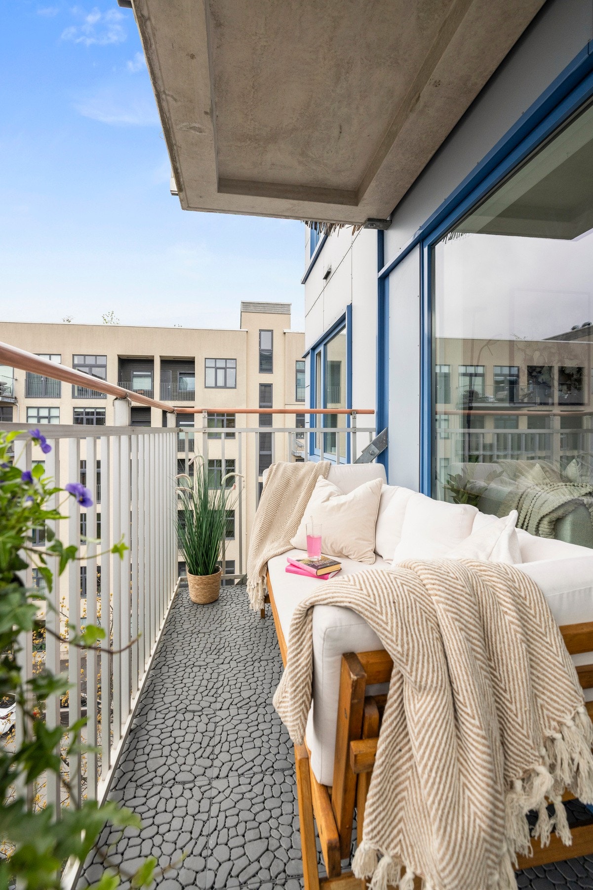 Balkongen ligger tilbaketrukket og skjermet fra trafikk Galleribilde