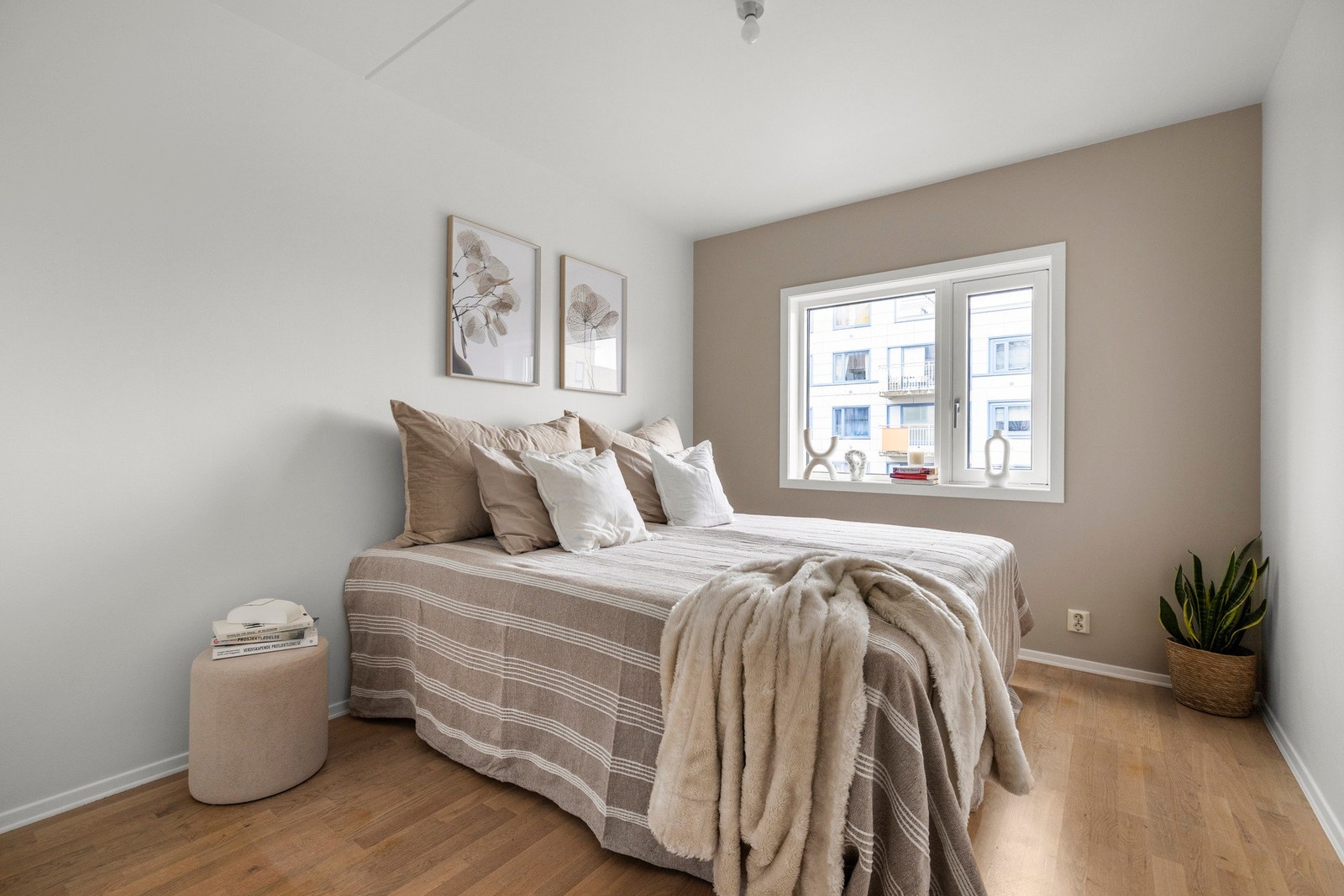 Hovedsoverom med stor plass til dobbeltseng og nattbord Galleribilde