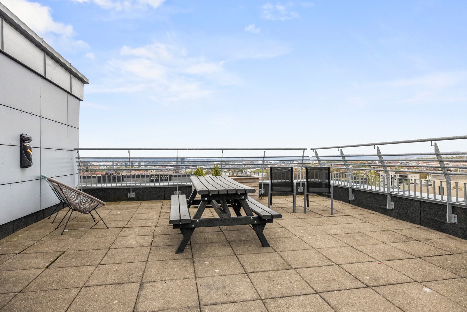 Adkomst til en stor takterrasse til felles bruk for borettslaget Galleribilde