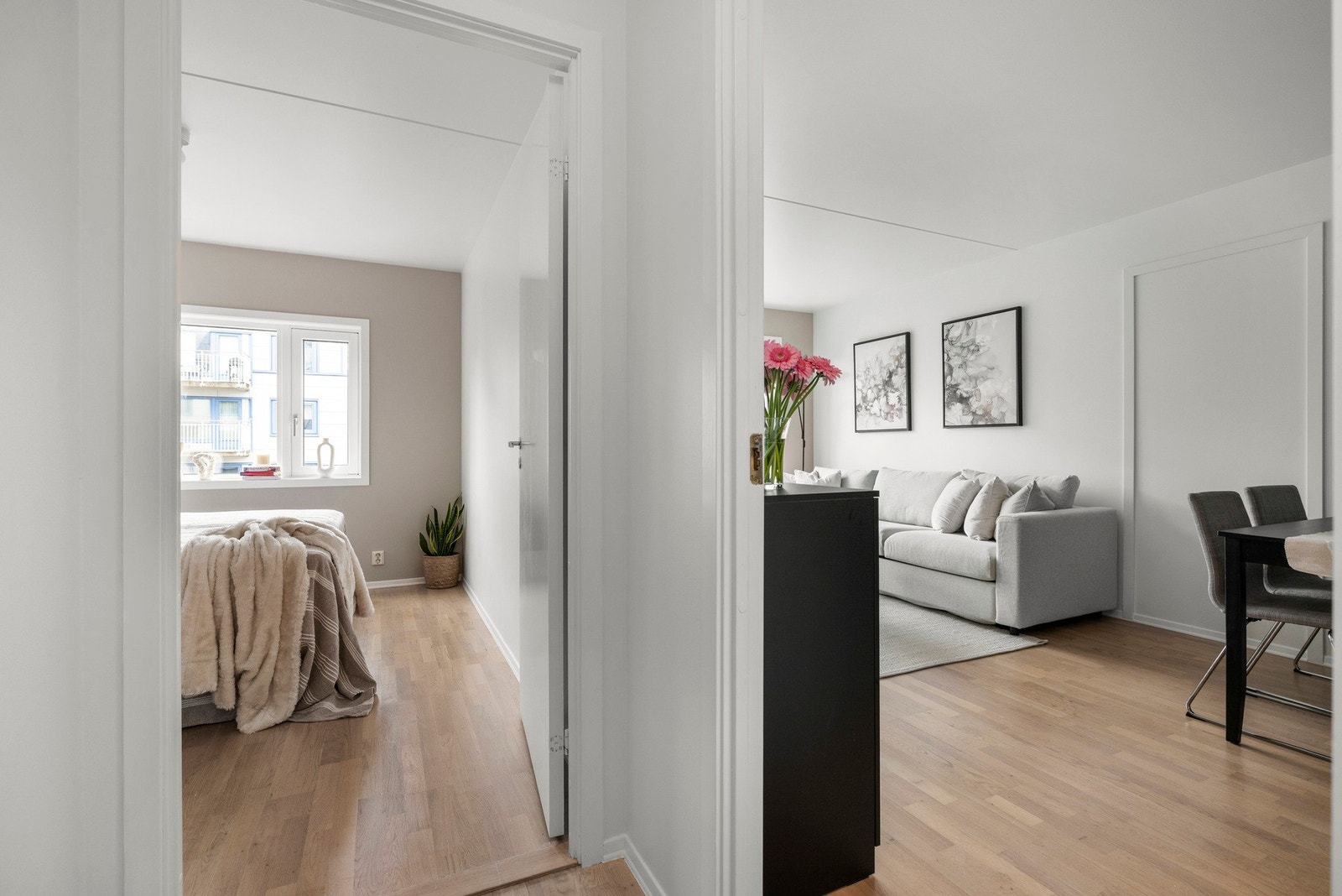 Romslig gang mellom stue, soverom og baderom Galleribilde