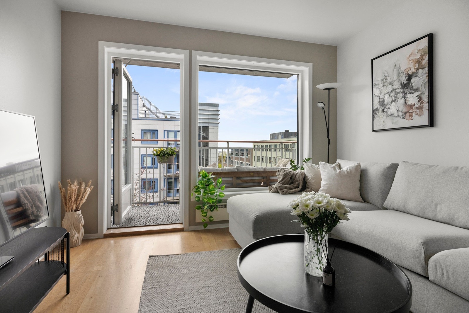 Stuen har en kjekk sofakrok for hyggelige kvelder Galleribilde