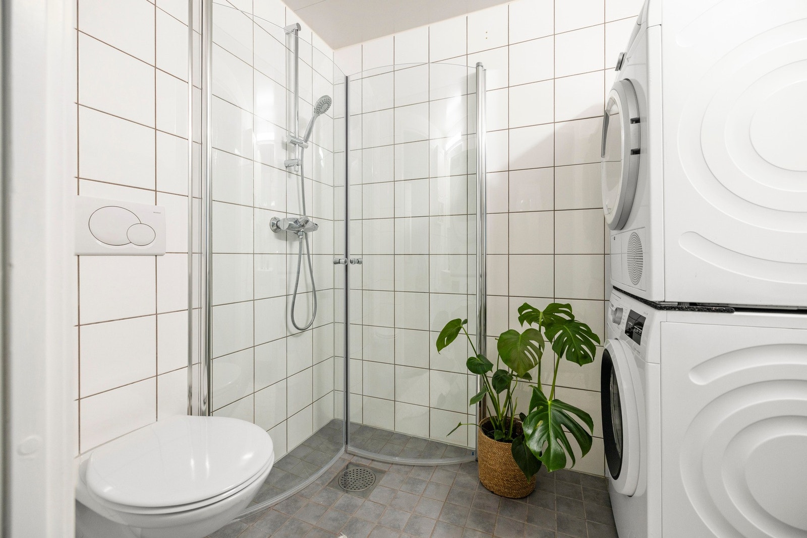 Baderommet er fra byggeår i 2005. Ny innredning montert i 2025. Galleribilde