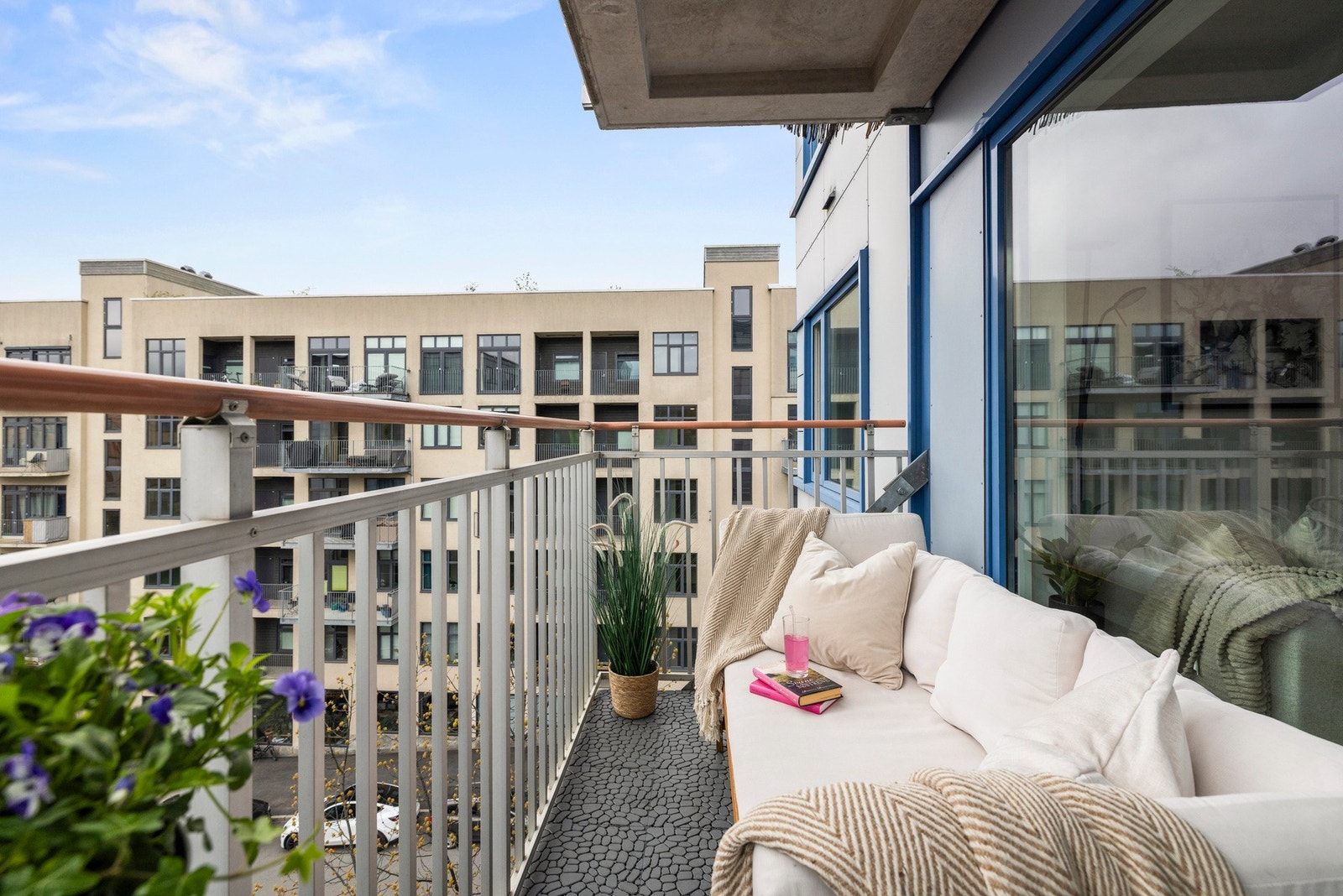 Denne leiligheten kommer med en solrik balkong og felles takterrasse Galleribilde