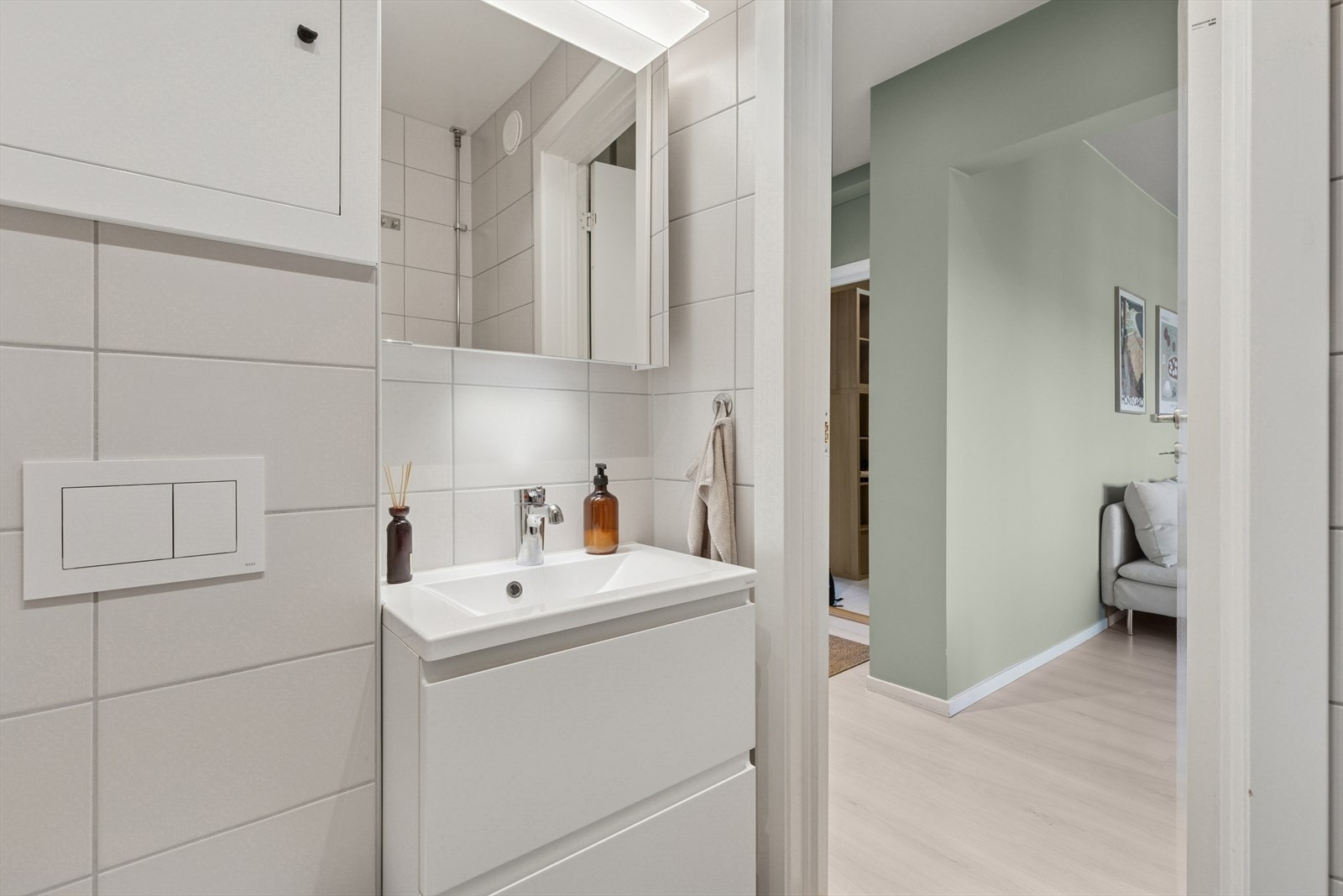 Badet har heldekkende servant og skuffeseksjon for oppbevaring Galleribilde