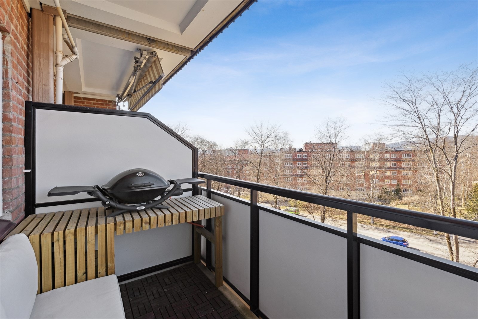 På balkongen er det plassbygd sittegruppe med plass for grill Galleribilde