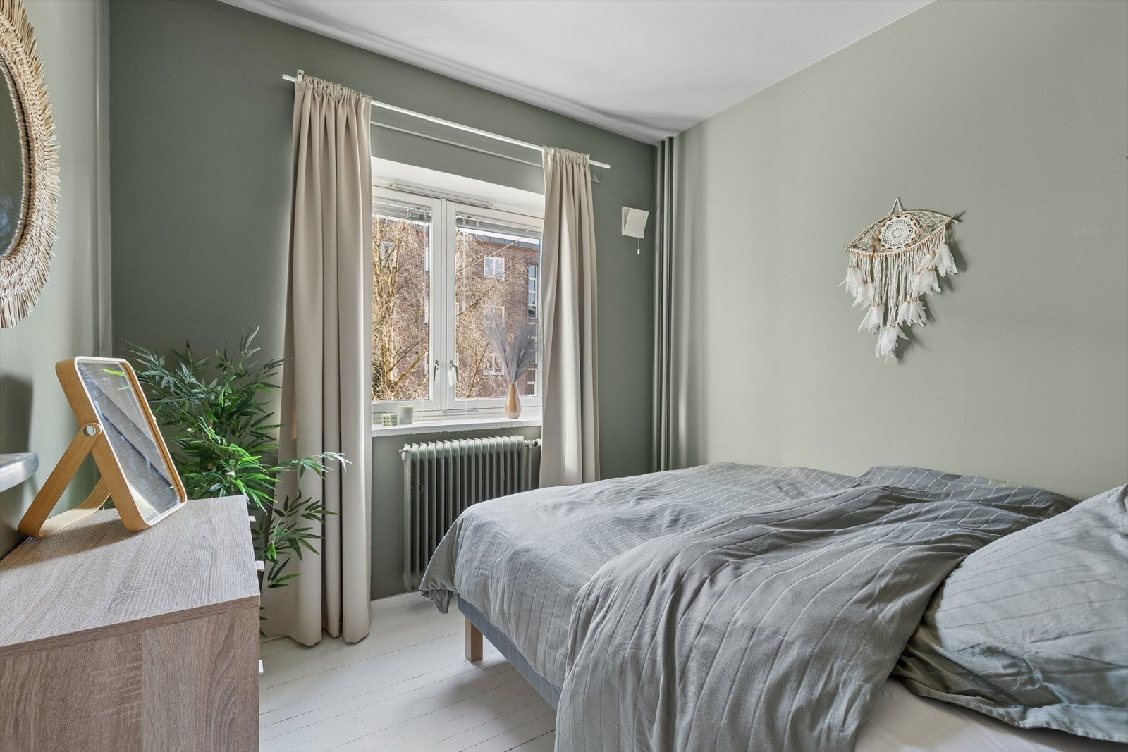 Videre har soverommet god plass til kommode og nattbord om ønskelig Galleribilde