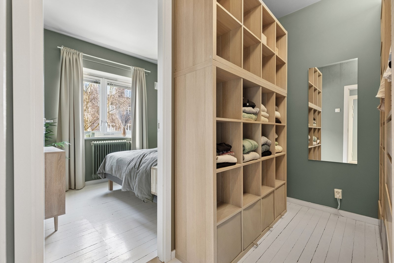 Deler av soverommet er adskilt med lettvegg for å få plass til stor walk-in-garderobe Galleribilde