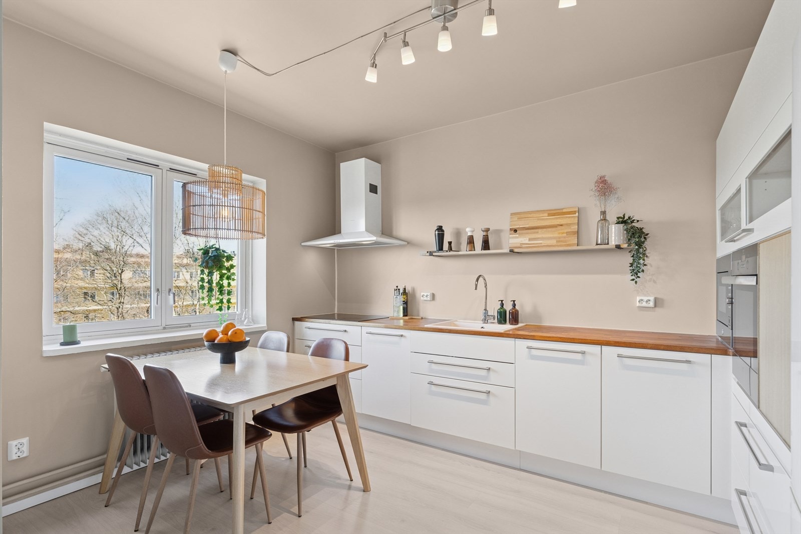 Kjøkkenet ligger i en åpen løsning mot stuen. Her er det god plass til spisebord med plass til familie og venner Galleribilde