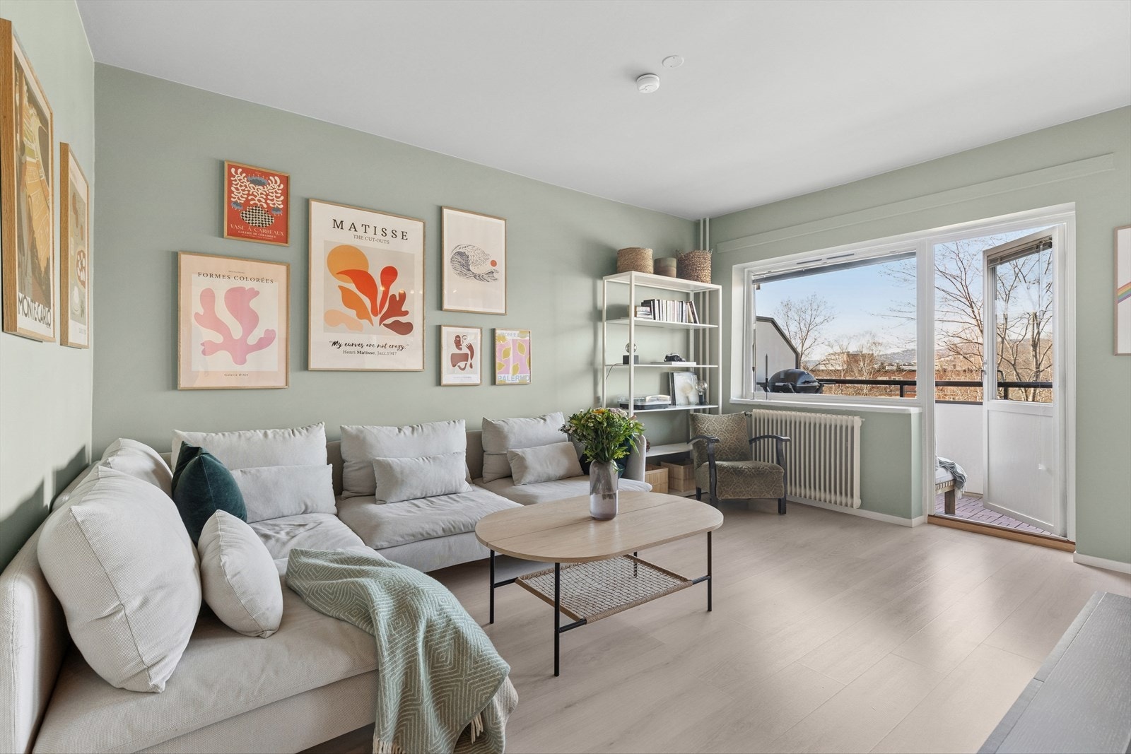 Fra stuen er det utgang til en solrik balkong Galleribilde