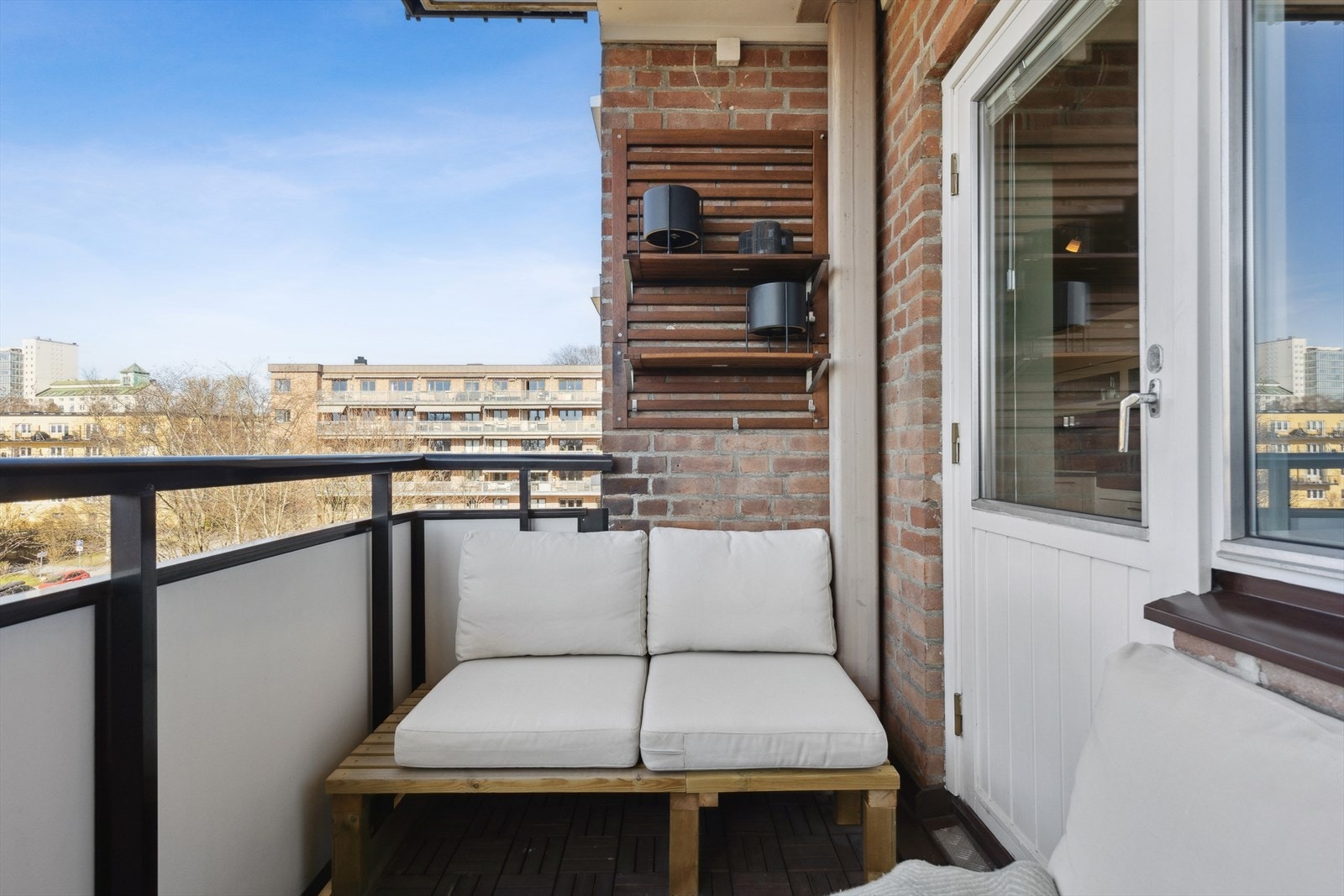 På balkongen kan du nyte ettermiddags- og kveldssol Galleribilde