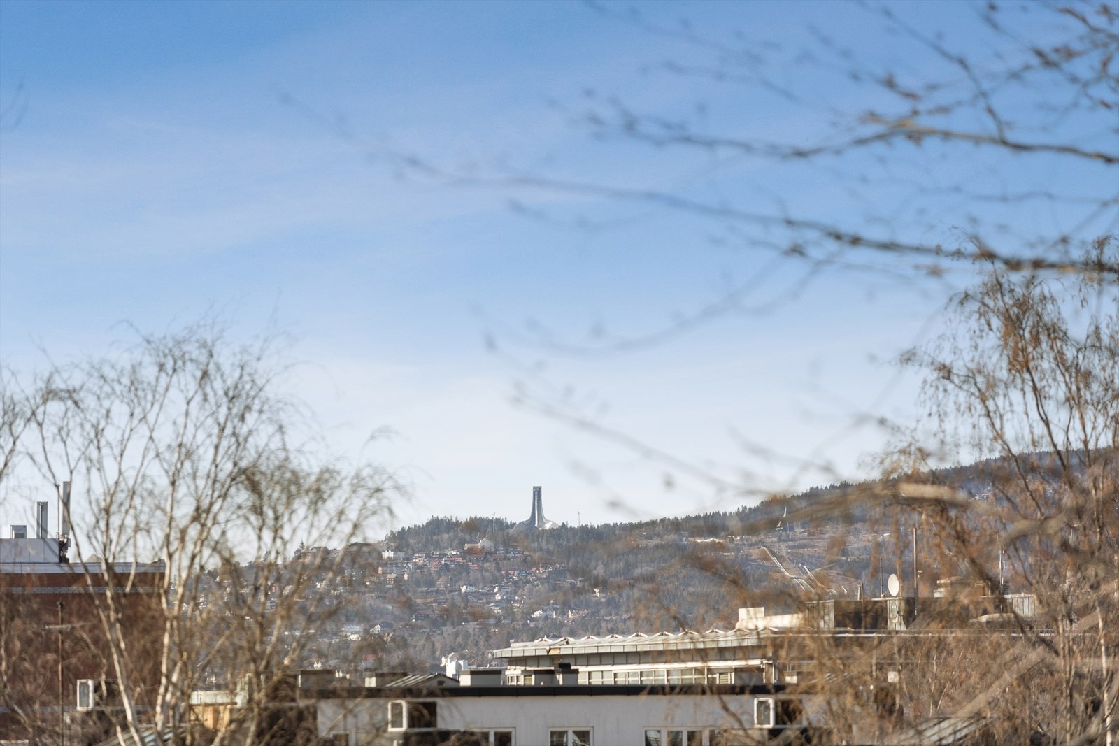 Fra balkongen ser du også hele veien til Holmenkollen og Tryvannstårnet Galleribilde