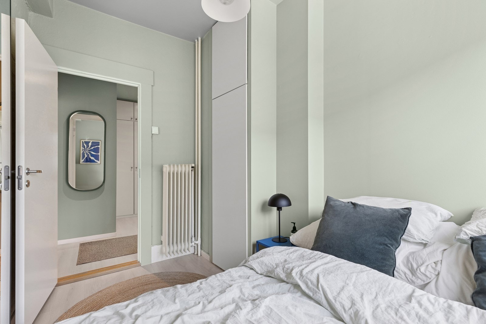 Plassbygd garderobeskap Galleribilde