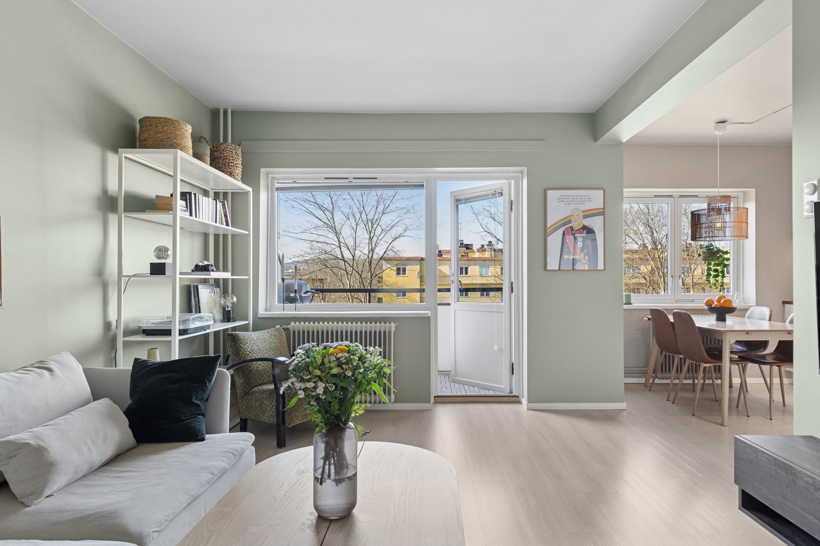 Boligens store vindusflater og lyse farger gir en luftig atmosfære Galleribilde