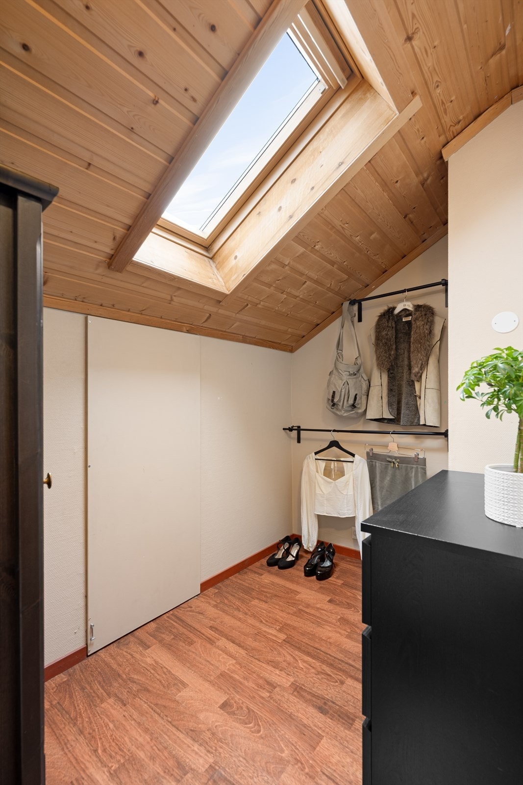 Det er plass til garderobeløsning i øverste etasje. Galleribilde