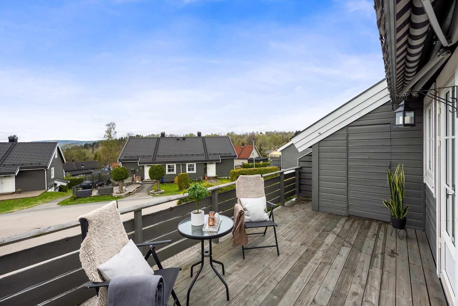 Det er montert markise på balkongen som skjermer mot solen på de varmeste dagene. Legg merke til den praktiske boden i enden. Galleribilde