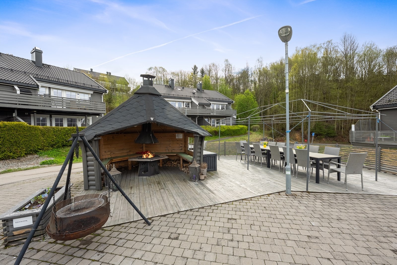 Grillhytte på fellesområde med bord og stoler - her er det hyggelig å møte store og små i nabolaget. Galleribilde
