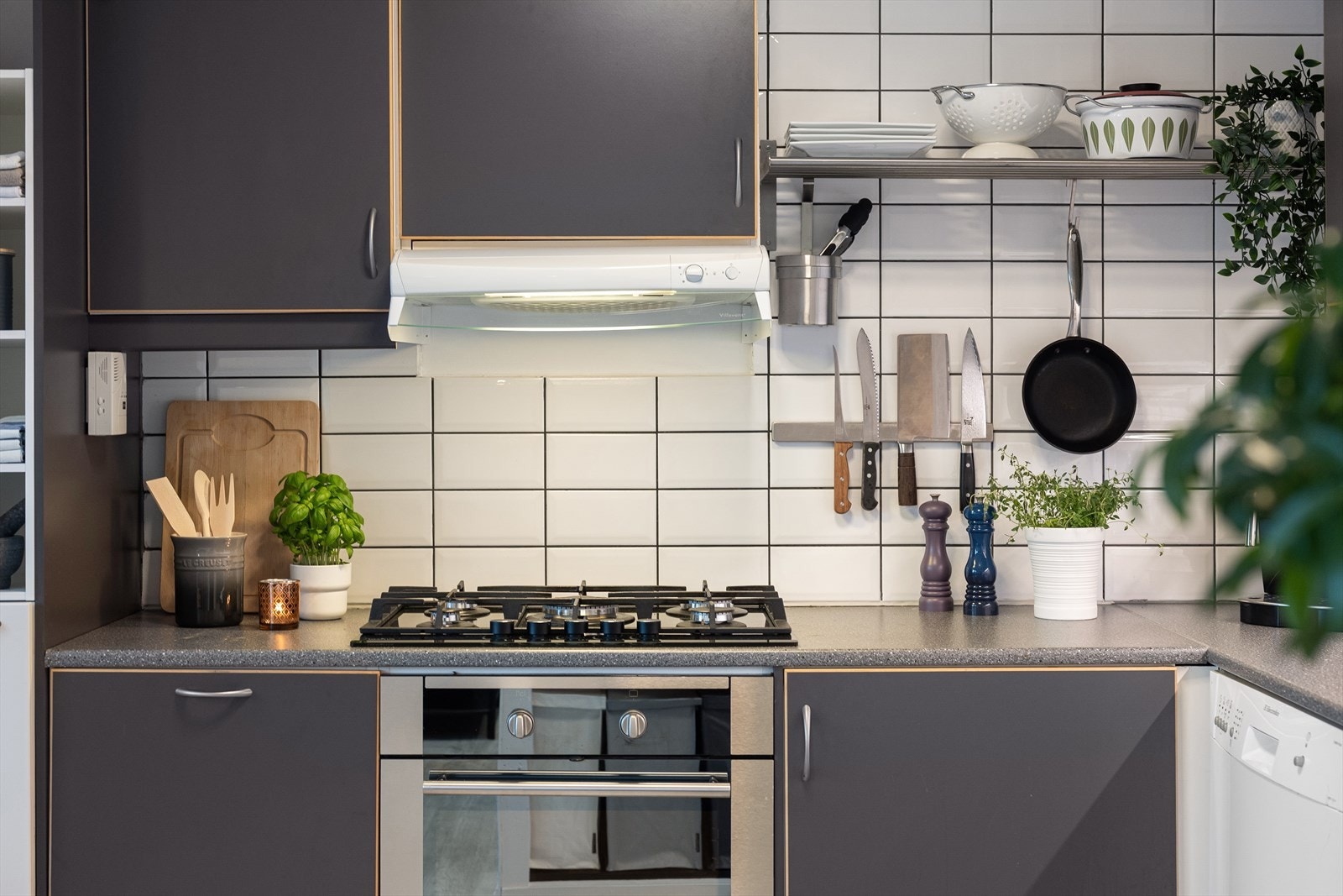 Legg merke til komfyrtoppen med gassbrennere. Det er også montert gassmåler til venstre for eventuell lekkasje. Galleribilde