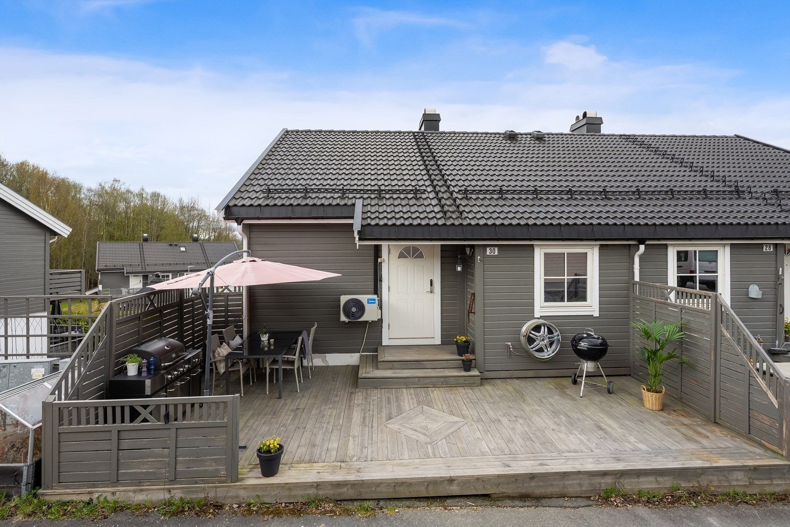 Overbygget inngangsparti og stor terrasse med plass til grill og hagemøbler. Galleribilde