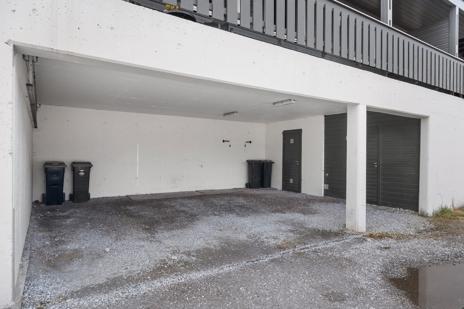 Parkering for 1 bil og sportsbod i felles carport. Galleribilde