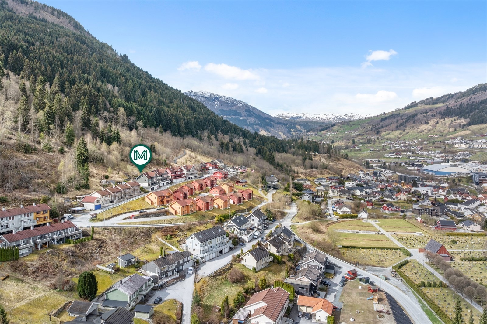 Det er kort avstand til barnehage, Sjøkanten med butikkar, Fosshaugane Campus og Sogndal sentrum med dei fleste servicetilbod. Galleribilde