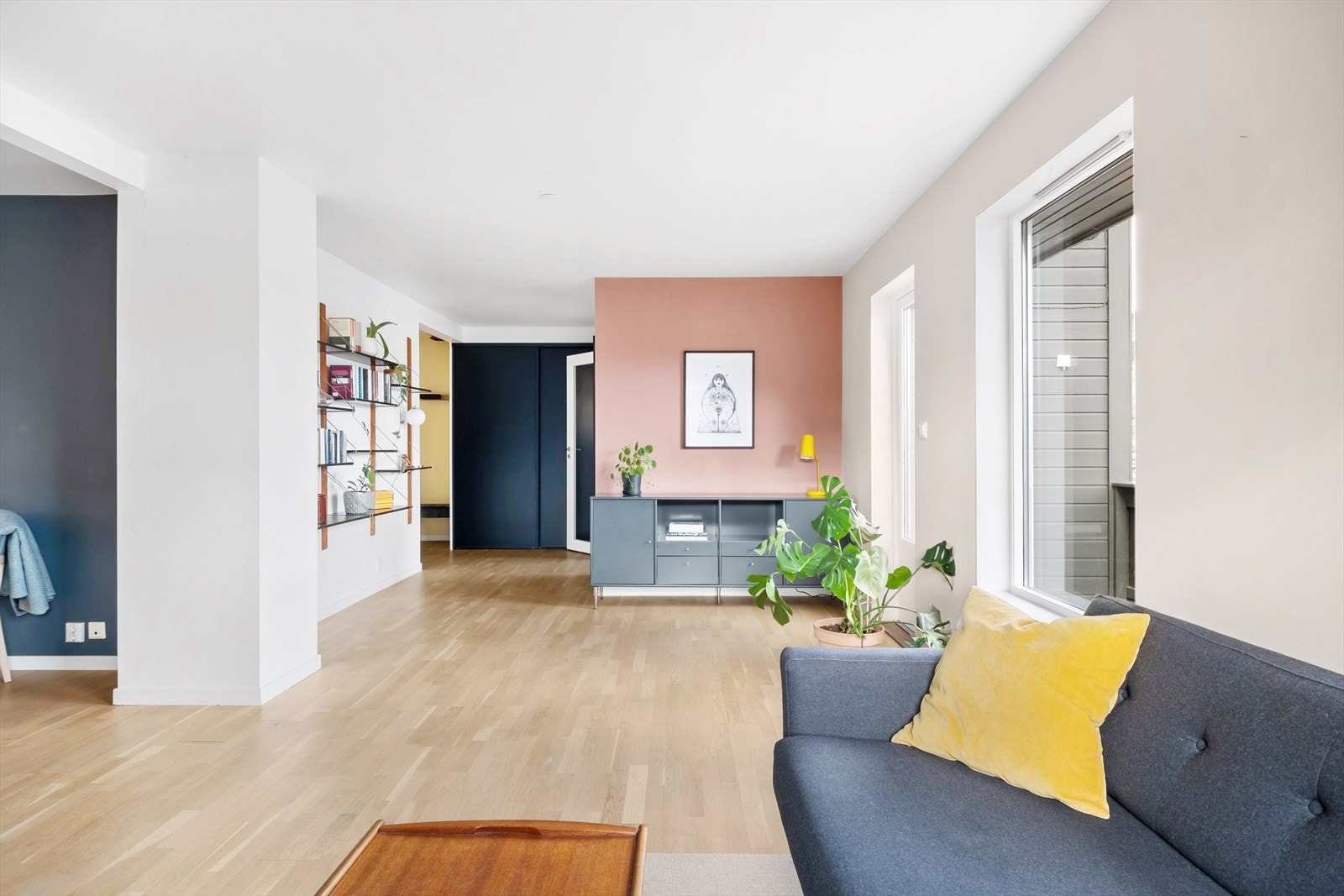 Stova i lyse og moderne fargetonar og med utgang til altan i framkant av huset. Galleribilde