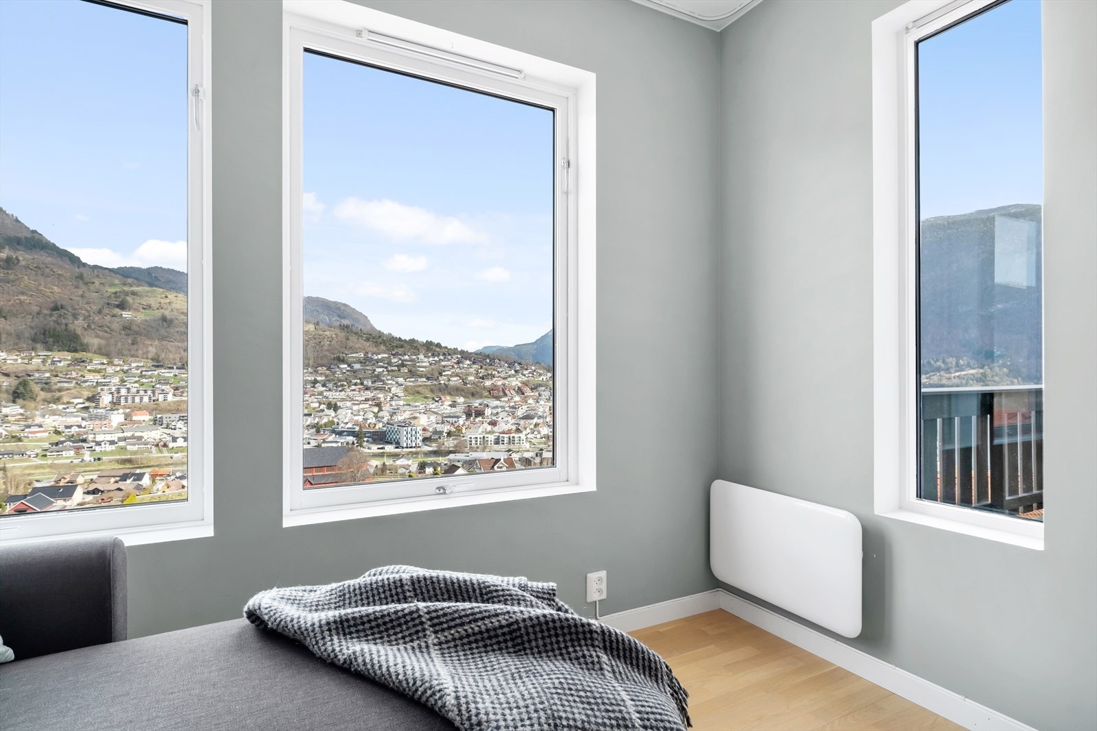 Tv-stova har gode lysforhald via store vindaugsflater. Galleribilde