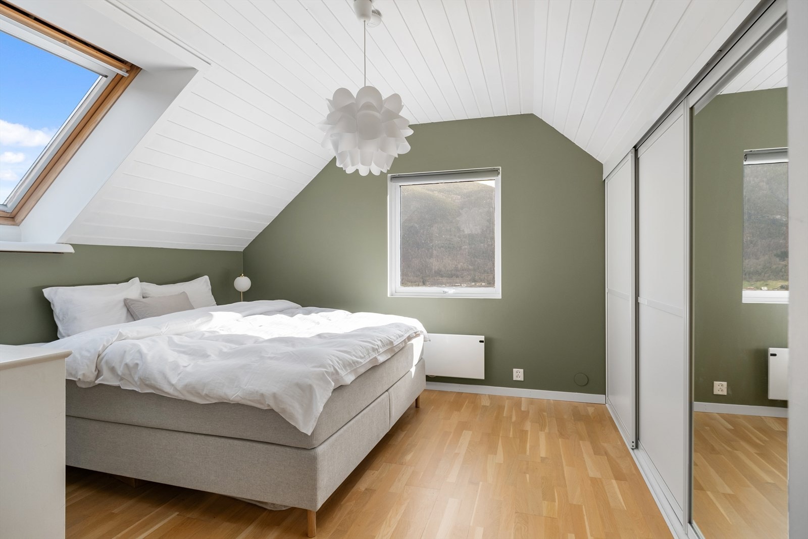 På loftet finn ein 2 fine og romslege soverom. Dette soverommet har plassbygd skyvedørsgarderobe. Galleribilde