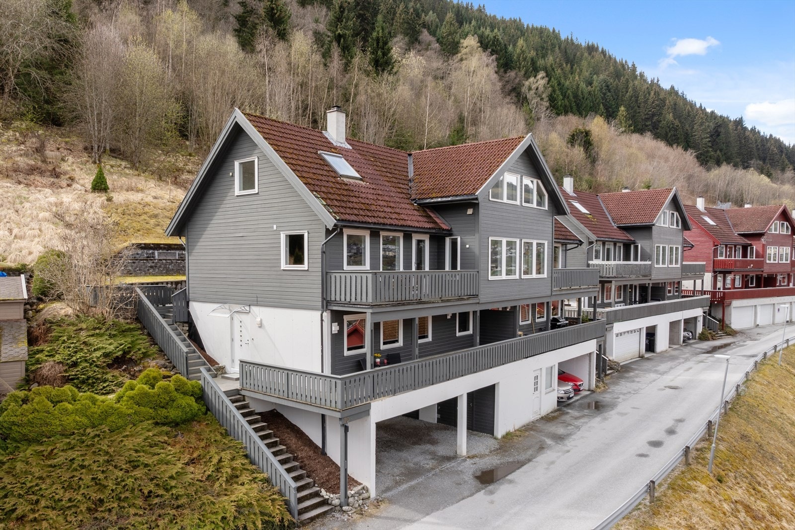 Velkommen til Stedjeåsen 70! Bustaden er ein to-etasjers leilegheit i 4-mannsbustad oppført i 1996. Galleribilde