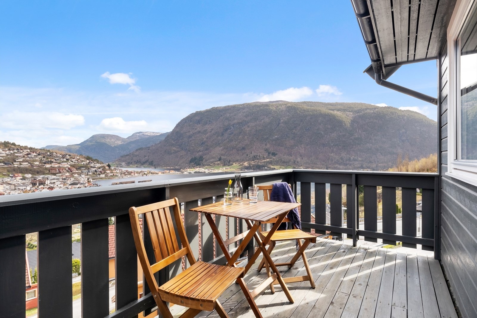 Her får du flott utsikt mot bygdi, fjorden og fjella i kring. Galleribilde