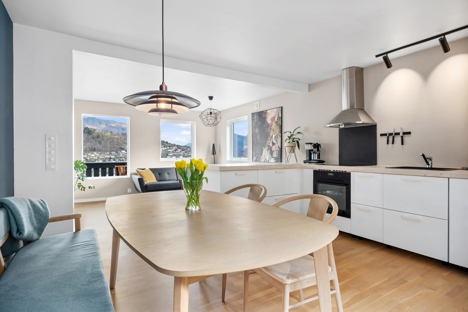 God plass til eteplass. Kvitevarer består av kombiskåp med kjøl og frys, komfyr, platetopp og oppvaskmaskin. Galleribilde