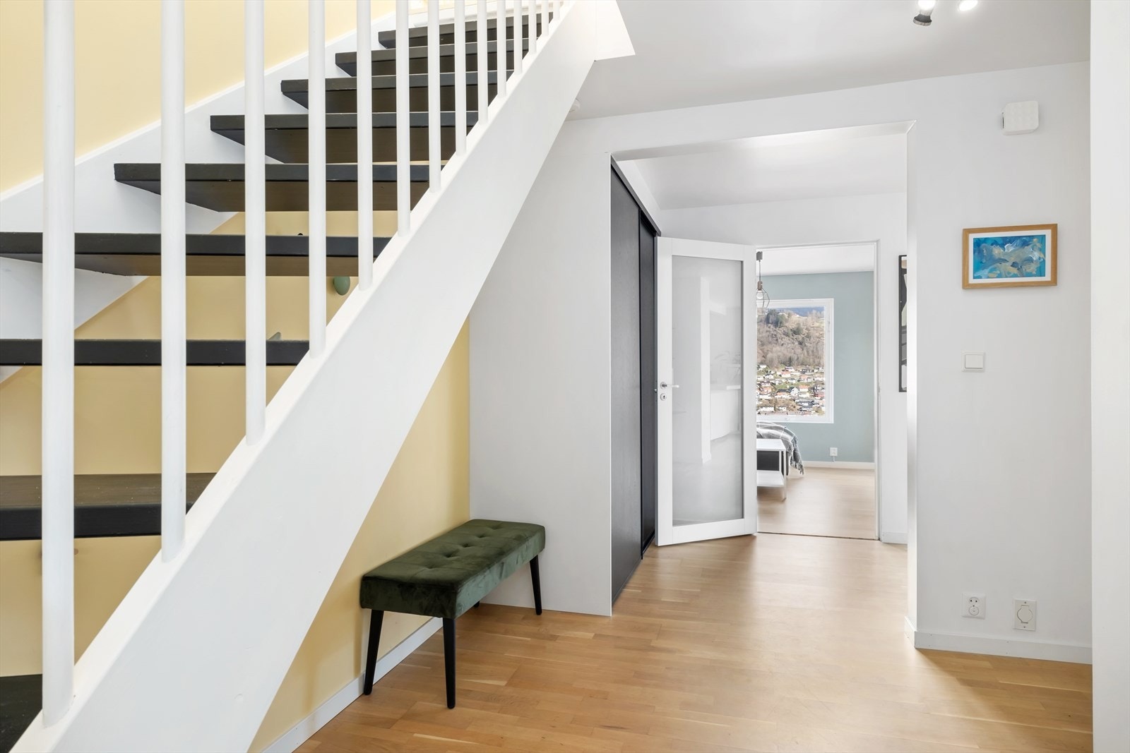 Velkommen inn! Lys og romsleg gang innreia med praktisk skyvedørsgarderobe. Galleribilde