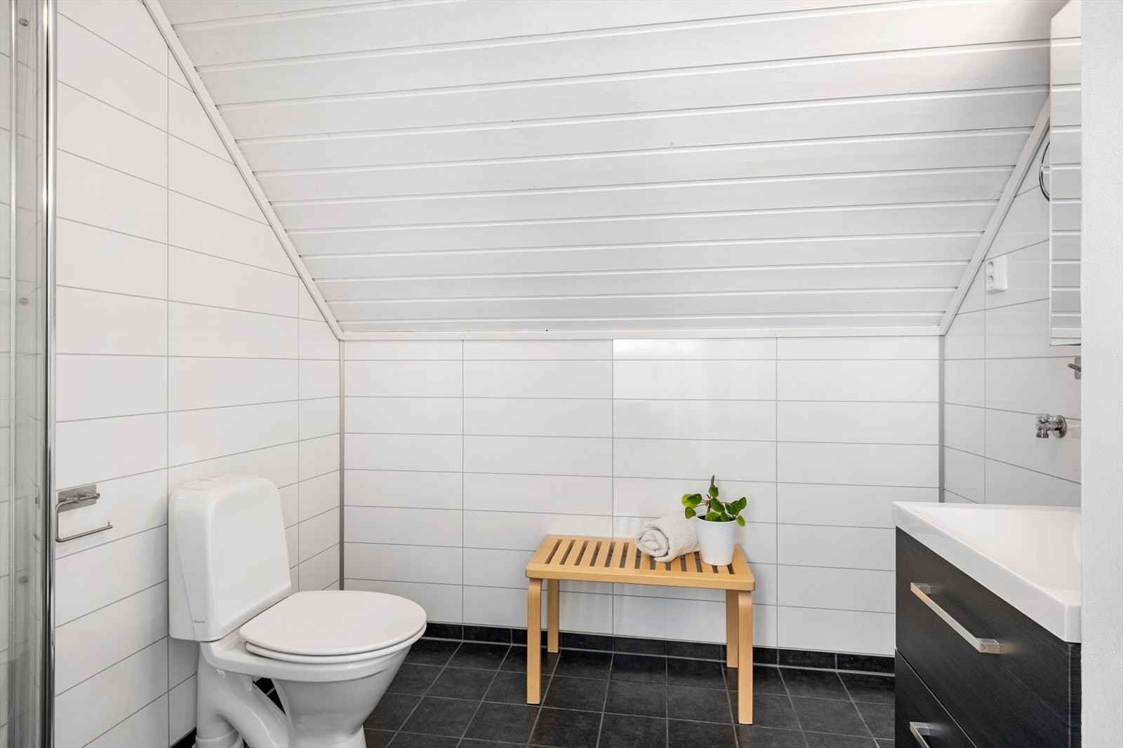 Badet inneheld alt ein treng. Det er flis på golv og baderomsplater på veggar. Galleribilde